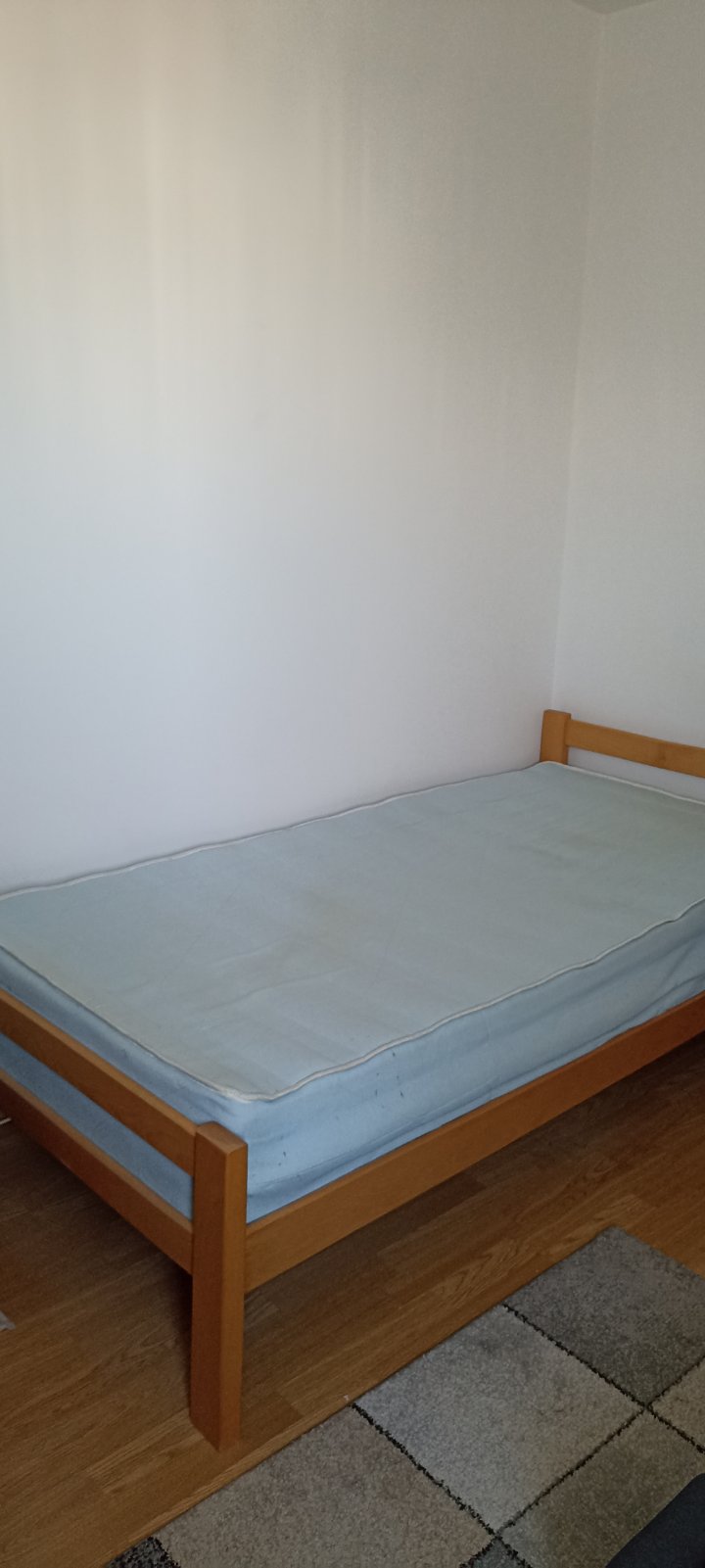 Drveni krevet sa dušekom